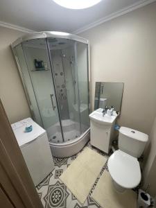 y baño con ducha, aseo y lavamanos. en Moderns, gaišs, plašs! A++ 3 istabu dzīvoklis, en Riga