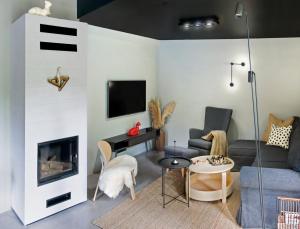 salon z kanapą i kominkiem w obiekcie Apartamenty Łasica Jaworki w mieście Jaworki
