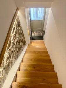 una escalera en una casa con una pared de piedra en MY Volissos Apartments en Volissos