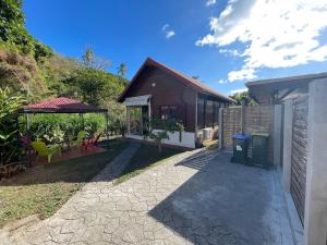 Zahrada ubytování Le Gaspardo , 2 chambres climatisées , à 2 mins à pied de la plage , wifi , jardin clos, parking ,sans vis-à-vis
