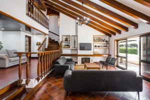 uma sala de estar com um sofá e uma mesa em Home Out - Big House - 8 Bedrooms, Heated Pool & Gym - Marina Vilamoura em Vilamoura