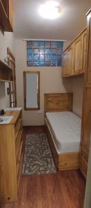 um pequeno quarto com uma cama e uma cozinha em Nocturne Family House em Paola