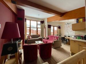 Kuchyňa alebo kuchynka v ubytovaní Confort et espace pour cet appartement Duplex de 100 m2 avec Grand Sejour expose Sud avec Cheminee, 4 chambres , Acces Direct aux Pistes de Ski et au Golf dans la residence Edenarc avec Piscine, Jacuzzi et Spa