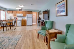 een keuken en een woonkamer met een tafel en stoelen bij Cozy Mountain Home Studio 8 Mi to Bull Shoals Lake in Mountain Home