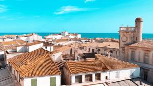 a view of a town with roofs and the ocean at Bungalow confortable à Saintes-Maries-de-la-Mer avec piscine in Saintes-Maries-de-la-Mer +5 photos