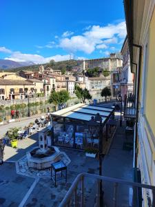 uma vista para uma cidade a partir de uma varanda de um edifício em IN CENTRO Rooms and Apartments em Isola del Liri