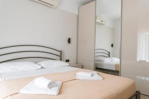 Säng eller sängar i ett rum på Valentinos Apartments