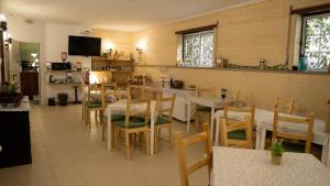 ein Restaurant mit Tischen und Stühlen und eine Küche in der Unterkunft Casa das Termas in Termas de Sao Pedro do Sul