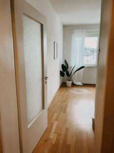 a hallway with a door and a plant in a room at Ruhig, zentral, Messe nah! BE3L in Essen