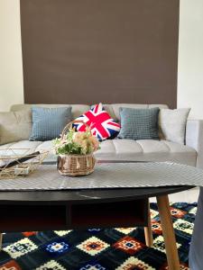Una sala de estar con un sofá y una mesa de café. en Cozy homestay Manhattan Ipoh,12 pax 怡保民宿, en Ipoh 36 fotos más