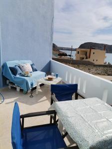 A seating area at Seafront Aegean Νest