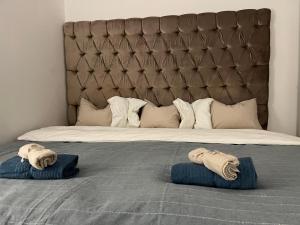 The Blue House في لارنكا: غرفة نوم بسرير كبير وبها منشفتين