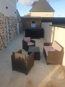 Posezení v ubytování Gîte Atypique avec jacuzzi