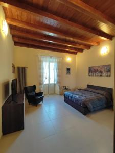 1 dormitorio grande con 1 cama y 1 silla en IN CENTRO Rooms and Apartments en Isola del Liri