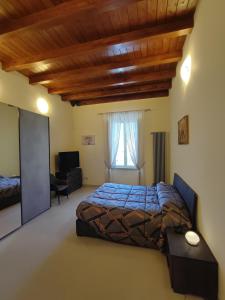 1 dormitorio con cama, escritorio y ventana en IN CENTRO Rooms and Apartments en Isola del Liri