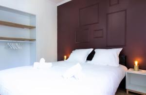 Łóżko lub łóżka w pokoju w obiekcie Saint Germain 2 chambres Parking