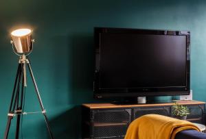 Telewizja i/lub zestaw kina domowego w obiekcie Saint Germain 2 chambres Parking