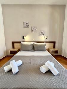ein Schlafzimmer mit einem großen Bett mit zwei Handtüchern darauf in der Unterkunft Sandy Beach Studios in Kavos