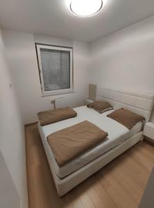 Кровать или кровати в номере Apartman SLOL