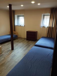 1 dormitorio con 2 camas y suelo de madera en Riga,Hospitalu,3 en Riga