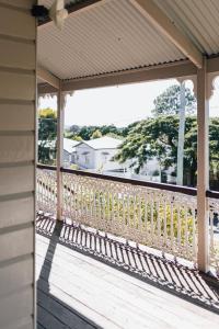 een houten veranda met uitzicht op een huis bij Ipswich Central Colonial 4&2 house + 2&1 apartment in Ipswich