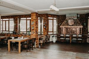 d'une salle à manger avec des tables, des chaises et des murs en briques. dans l'établissement Hotel Noor Konjic, à Konjic