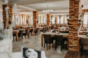 d'une salle à manger avec des tables, des chaises et des murs en briques. dans l'établissement Hotel Noor Konjic, à Konjic