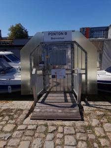 an open door to a parking lot with a car at Bateau pénichette atypique in Nantes