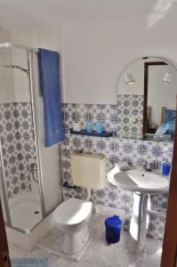 y baño con aseo, ducha y lavamanos. en SALEMA - Amazing View Apartment, en Salema