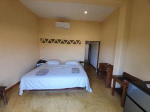 LUNA DE MIEL con aire acondicionado في مازونتي: غرفة نوم مع سرير أبيض كبير في غرفة