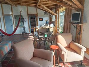 TV a/nebo společenská místnost v ubytování HOSTAL CASA DE GUADUA/ THE BAMBOO HOUSE