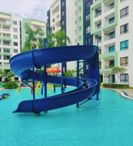 a blue water slide in the middle of a pool at Cozy homestay Manhattan Ipoh,12 pax 怡保民宿 in Ipoh