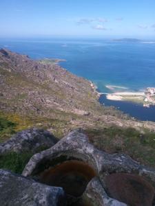 - une vue sur l'océan depuis le sommet d'une montagne dans l'établissement CASA DE VERDES Turismo Rural, à San Pelayo