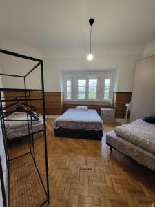 ein Schlafzimmer mit zwei Betten und einem Spiegel in der Unterkunft Rainbow Guest House in Lissabon