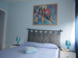 una camera da letto con un letto e un dipinto sul muro di A Casa di Carla a Terni