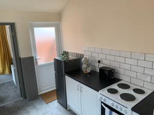 Kuchyň nebo kuchyňský kout v ubytování Balfour - Beautiful refurbished spacious 3 bedroom Gateshead flat
