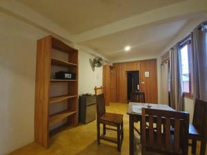 a kitchen and dining room with a table and chairs at LUNA DE MIEL con aire acondicionado in Mazunte