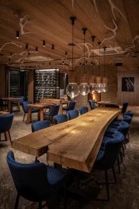 une salle à manger avec une grande table et des chaises en bois dans l'établissement Aldrov Resort, à Vítkovice
