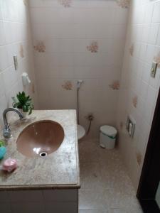 ein Bad mit einem Waschbecken und einem WC in der Unterkunft kitnet da sussu in Vila Velha