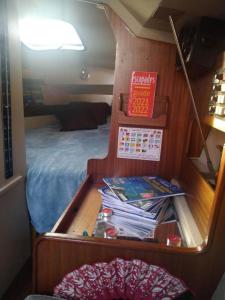 a drawer in a room with a bed and magazines at super Voilier Eve in Gruissan
