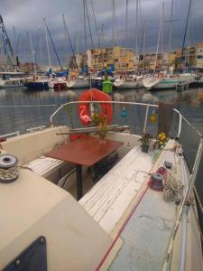 een tafel op de achterkant van een boot in het water bij super Voilier Eve in Gruissan