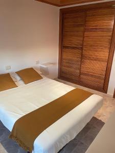 - une chambre avec 2 lits et une grande fenêtre dans l'établissement Apartamento vacacional en O Grove, à O Grove