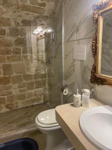 A bathroom at Solo Vip