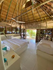ein großes Schlafzimmer mit 2 Betten in einem Gebäude in der Unterkunft Isla Mulata, Islas del Rosario in Isla Grande
