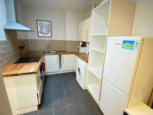 Virtuvė arba virtuvėlė apgyvendinimo įstaigoje Spacious 3 bedrooms in Edgwar road