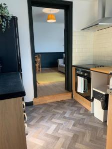 een keuken met een deur naar een woonkamer bij Faraday - Central location Ideal for contractors and visiting Newcastle Free Wifi Free Parking in Gateshead