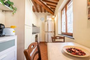 A kitchen or kitchenette at La Sapienza di Pisa