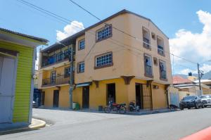 een geel gebouw aan de straatkant bij Ocean View Apart. In Down town in San Felipe de Puerto Plata