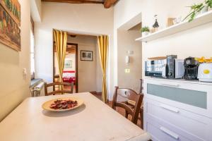 A kitchen or kitchenette at La Sapienza di Pisa