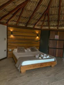 een slaapkamer met een groot bed in een kamer bij All Natural Glamping in Copacabana